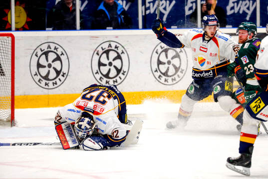 Djurgårdens målvakt Mikael Tellqvist tar pucken framför