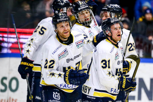 Hv71s Mattias Tedenby och David Petrasek  jublar