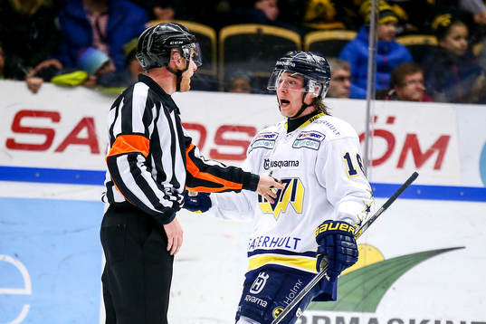 Hv71s Filip Sandberg  och domaren Mikael Holm