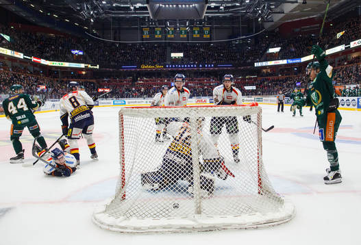 Färjestads Toni Rajala (ej i bild) gör 1-0 till