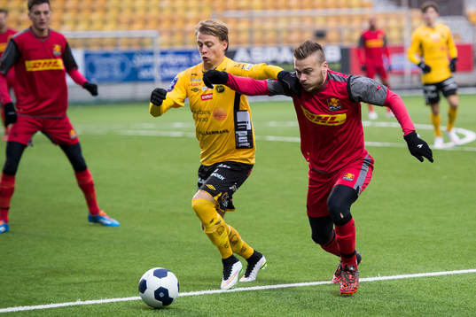 Kamp mellan Elfsborgs Simon Hedlund och Nordsjällands