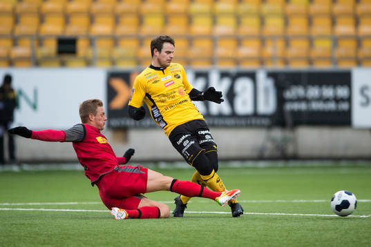 Kamp mellan Elfsborgs Henning Hauger och Nordsjällands