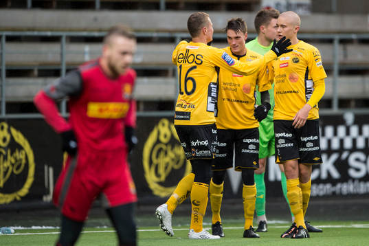 Elfsborgs Lasse Nilsson gör 1-0 och kramas om av Viktor
