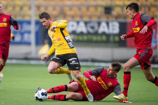 Elfsborgs Marcus Rohdén fälls av Nordsjällands Andreas