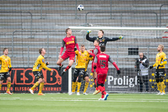 Kamp framför Elfsborgs mål och målvakt David Olsson