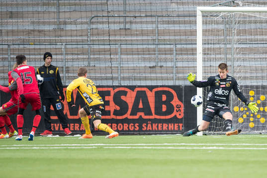 Elfsborgs målvakt David Olsson räddar med foten