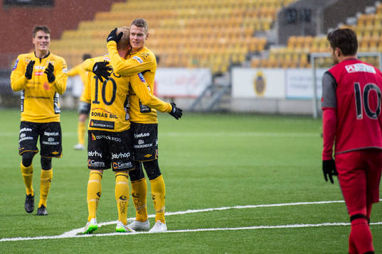 Elfsborgs Simon Lundevall (rygg mot kameran) kramas om av