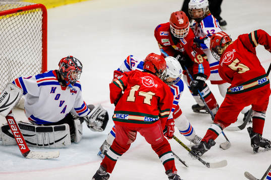 Kamp om pucken framför Hovås målvakt Victor Lundgren