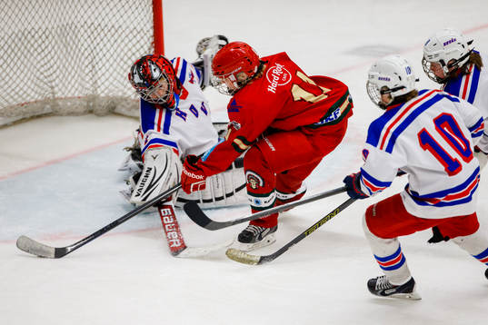 Frölundas Linus Ullberg gör 2-0 bakom Hovås målvakt