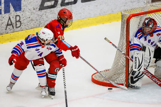 Frölundas Lucas Raymond med pucken