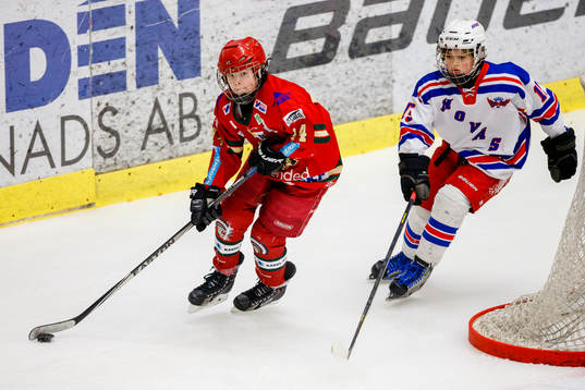 Frölundas Calle Wedin med pucken