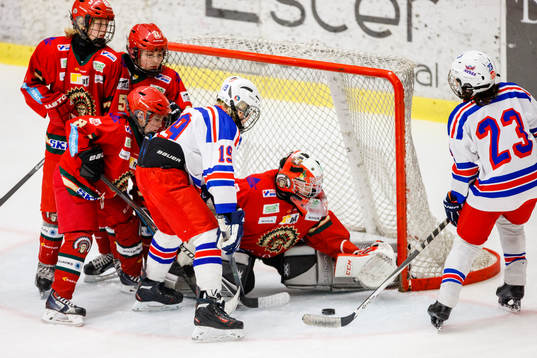 Kamp om pucken framför Frölundas målvakt Kevin Lussi
