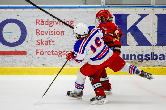 Hovås Hugo Gabrielsson tacklas av Frölundas Linus Ullberg
