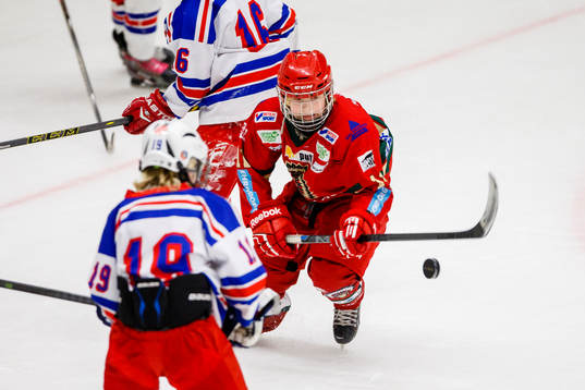 Frölundas Linus Ullberg med fokus på pucken