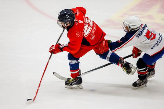Hanhals/Kings Hampus Berndtsson skjuter ett skott