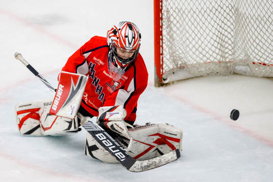 Hanhals/Kings målvakt Jesper Ljung räddar ett skott