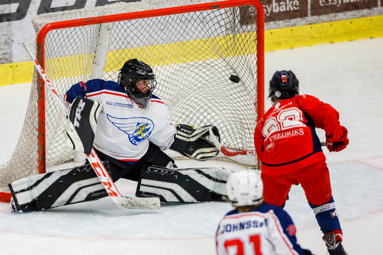 Hanhals/Kings Hampus Berndtsson gör 4-2 bakom Bäckens