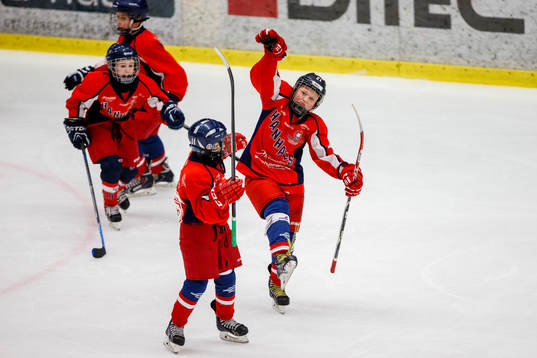 Hanhals/Kings Hampus Berndtsson jublar