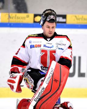 Örebros målvakt Julius Hudacek på uppvärmningen