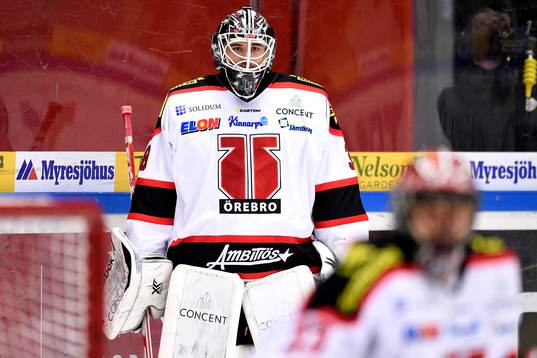Örebros målvakt Johannes Jönsson på uppvärmningen