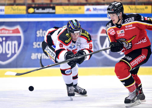 Örebros Mikko Lehtonen försöker ta pucken av Luleås