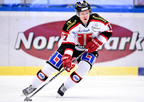 Örebros Daniel Viksten med pucken