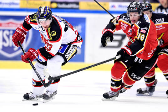 Örebros Bobbo Petersson jagas av Luleås Malte Strömwall