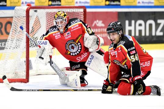 Luleås målvakt Joel Lassinantti och Jonathan Sigalet