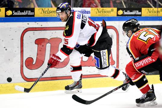 Örebros Henrik Löwdahl med pucken