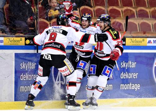 Örebros Derek Ryan(m) jublar