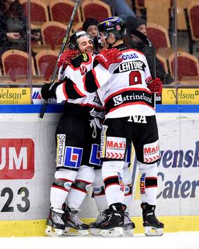 Örebros Derek Ryan(v) jublar
