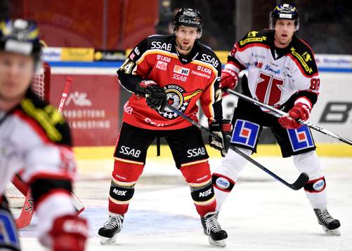 Luleås Cam Abbott framför Örebros mål