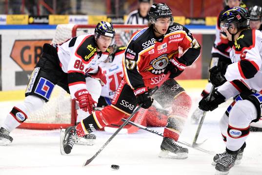 Luleås Daniel Zaar med pucken