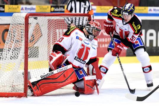 Örebros målvakt Julius Hudacek räddar ett skott