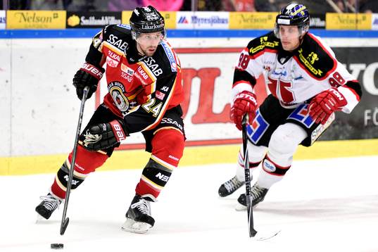 Luleås Cam Abbott med pucken