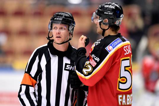 Domare Daniel Winge pratar med Luleås Karl Fabricius