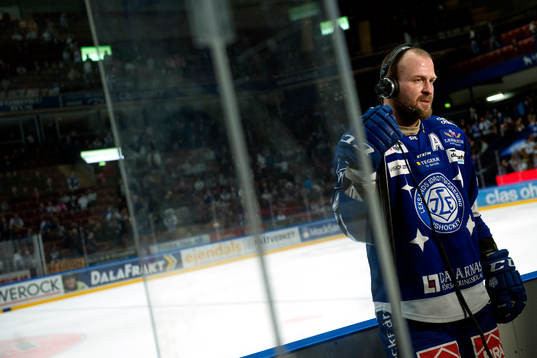 Leksands Jonas Frögren blir intervjuad