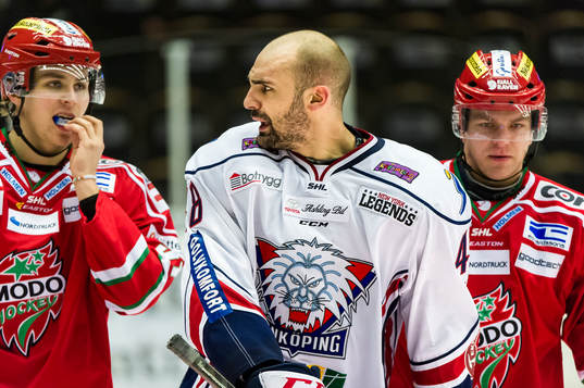 Linköpings Daniel Rahimi tappade hjälmen