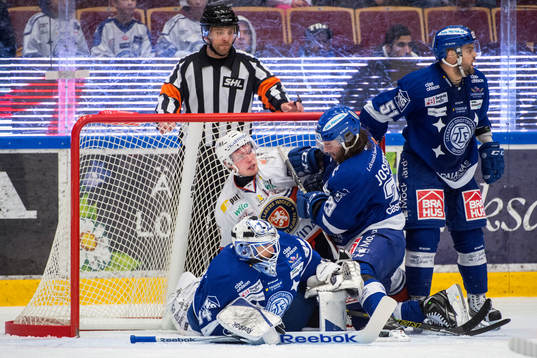 Gruff mellan Växjös Alexander Johansson och Leksands