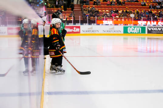 Två knattar väntar på att få åka in på isen
