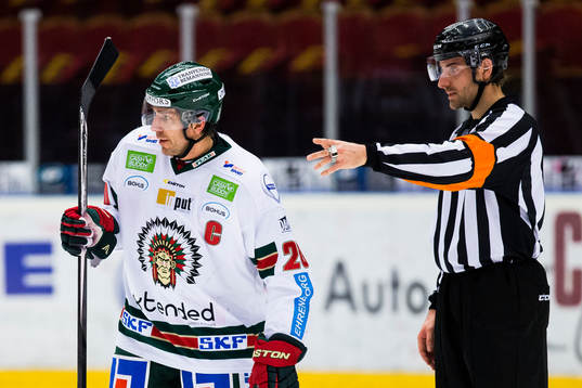 Frölundas Joel Lundqvist blir tillsagd av domare Mikael