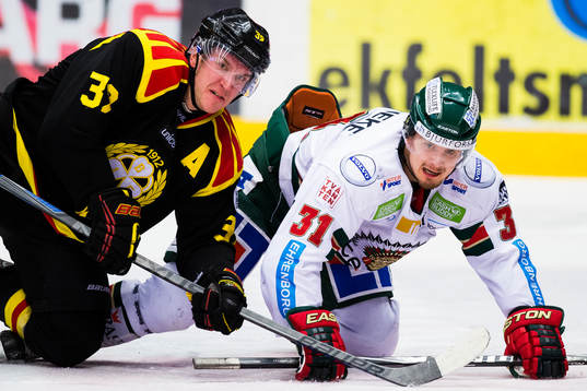Brynäs Jonas Nordquist tekar mot Frölundas Nicklas Lasu