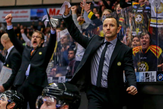 Brynäs tränare Thomas Berglund jublar