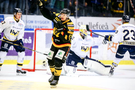 Skellefteås Pär Lindholm gör 2-2 mot Hv71s målvakt