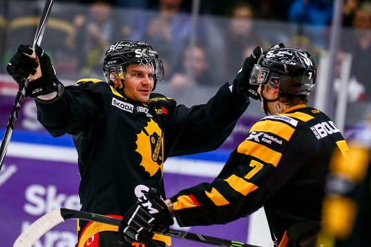 Skellefteås Janne Pesonen och Kirill Kabanov jublar