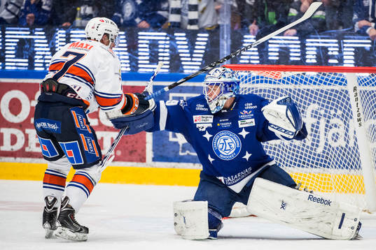 Växjös Jeff Tambellini i en duell med Leksands målvakt