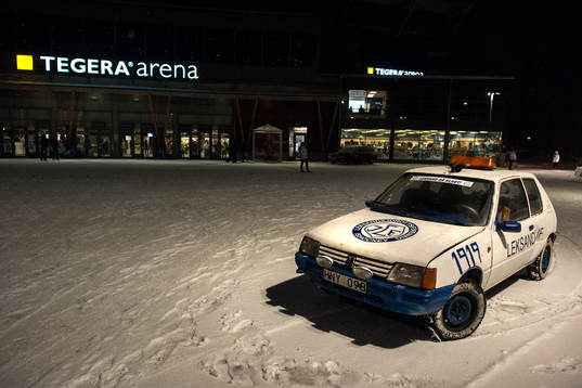 En supporterbil parkerad framför Tegera Arena före