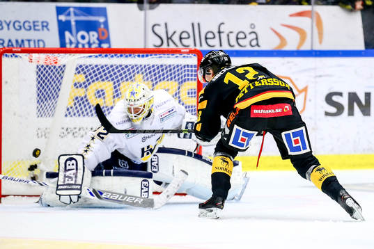 Skellefteås Adam Pettersson  missar ett friläge mot Hv71s