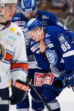 Leksands Mattias Ritola tar hand om Toni Kähkönen som har