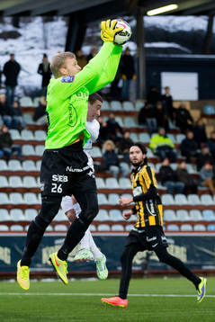Häckens målvakt Peter Abrahamsson tar ned ett inlägg
